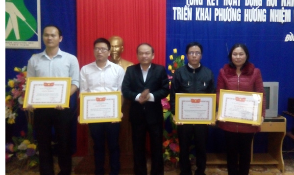 Ông Nguyễn Thế Hùng, Chủ tịch Hội người mù tỉnh trao tặng giấy khen cho các tập thể có thành tích xuất sắc trong công tác Hội.
