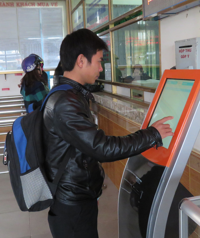 Ảnh 3 : Hành khách mua vé trực tuyến đang in vé tại ga Đồng Hới 