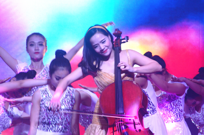 Nghệ sỹ cello Đinh Hoàng Xuân biểu diễn tại quê nhà.