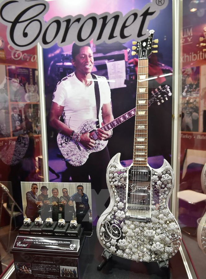 Cây đàn guitar Gibson SG được trưng bày tại hội chợ ngày 20-1. (Nguồn: AFP/TTXVN))
