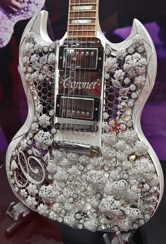 Cây đàn guitar Gibson SG được trưng bày tại hội chợ ngày 20-1. (Nguồn: AFP/TTXVN)