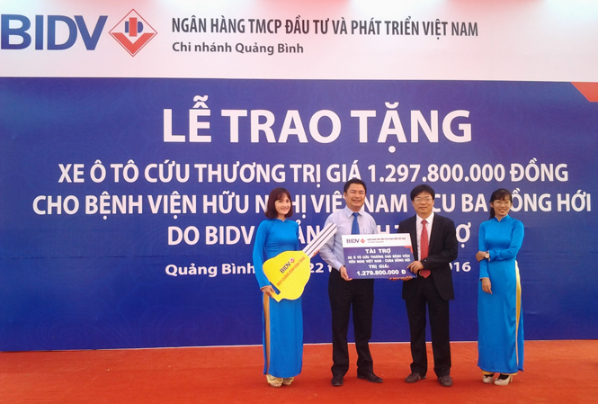 Đại diện lãnh đạo BIDV Quảng Bình trao tượng trưng xe ô tô cứu thương cho Bệnh viện Hữu Nghị Việt Nam-Cu Ba Đồng Hới