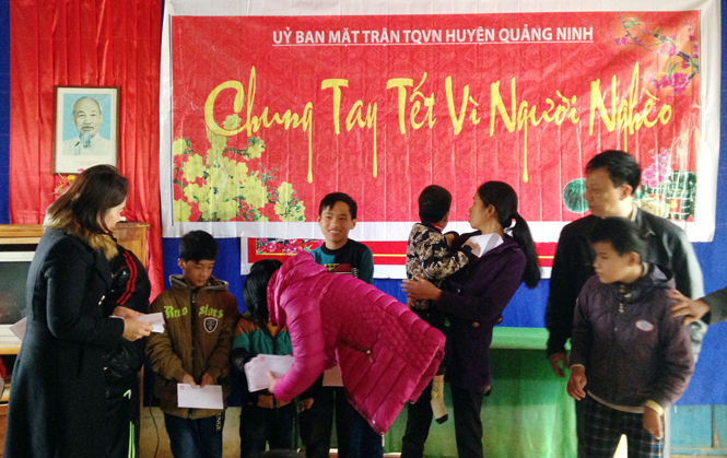 Lãnh đạo Ủy ban MTTQVN huyện Quảng Ninh trao quà cho các cháu đang điều trị tại Trung tâm phục hồi chức năng trẻ em khuyết tật, trẻ em nạn nhân chất độc da cam huyện.