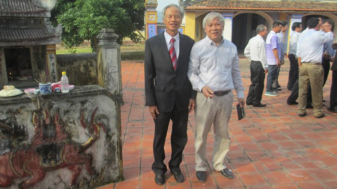  Giáo sư Tiến sĩ Trần Ngọc Vương (bên phải) về dự Hội làng Minh Lệ tại đình làng cùng tác giả Hoàng Minh Đức.