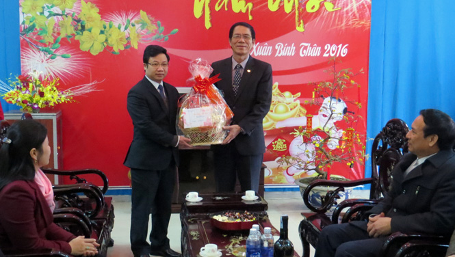 Đồng chí Cao Văn Định, Uỷ viên Ban thường vụ, Trưởng Ban Tuyên giáo Tỉnh ủy thăm và chúc tết cán bộ, nhân viên Ga Đồng Hới.