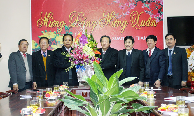 Đoàn công tác tỉnh Khăm Muộn, Cộng hoà Dân chủ nhân dân Lào chụp ảnh lưu niệm cùng các đồng chí lãnh đạo tỉnh Quảng Bình.