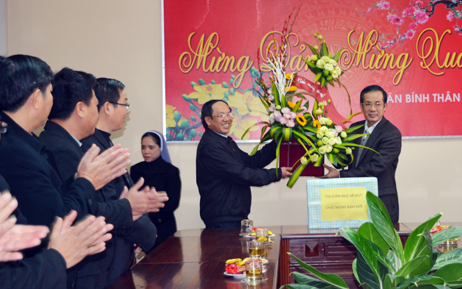 Đại diện Tòa Giám mục giáo phận Vinh trao hoa và quà chúc mừng năm mới Đảng bộ và nhân dân tỉnh ta.