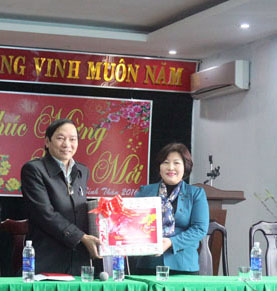 Đồng chí Nguyễn Thị Thanh Hương, Ủy viên Thường vụ Tỉnh ủy, Phó Chủ tịch HĐND tỉnh thăm Công ty TNHH một thành viên Môi trường và Đô thị.