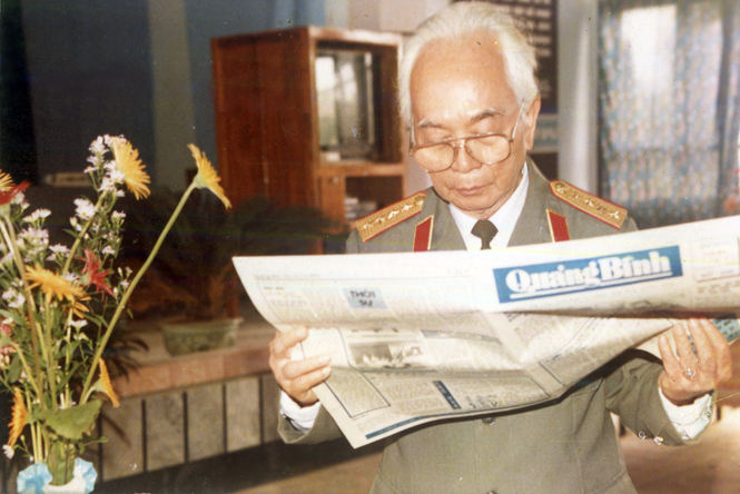 Đại tướng Võ Nguyên Giáp đọc Báo Quảng Bình. Ảnh: Tư liệu