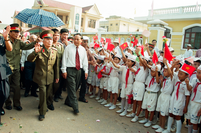 Đại tướng Võ Nguyên Giáp trong lần về thăm quê hương Quảng Bình năm 2004 (Ảnh: Trần Hồng)
