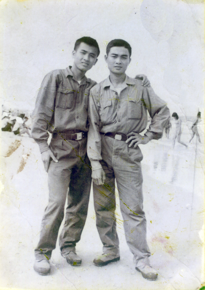 Liệt sĩ Hồ Ngọc Anh (bên trái) và em trai Hồ Ngọc Dũng tại thành phố Vũng Tàu năm 1975.