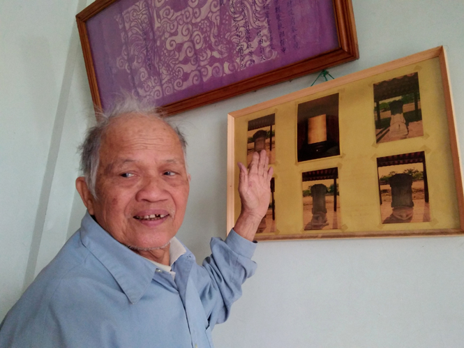 Trưởng họ Nguyễn Duy Ánh giới thiệu về văn bia của năm vị đại khoa dòng họ Nguyễn Duy đang được đặt ở Văn miếu Huế.
