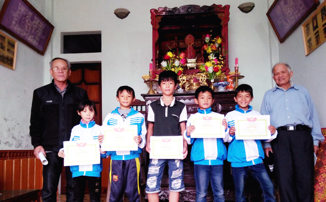 Trao thưởng cho con em có thành tích cao trong học tập tại nhà thờ họ Nguyễn Duy.