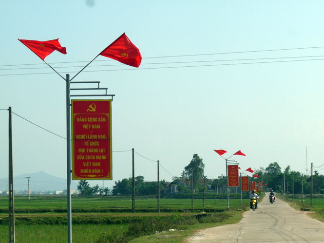 Băng cờ, khẩu hiệu chào mừng Đại hội  XII của Đảng trên các làng quê.  Ảnh: T.H