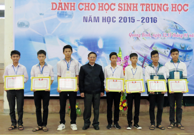 Đồng chí Đoàn Đức Liêm, Giám đốc Sở Giáo dục - Đào tạo trao thưởng cho 4 dự án giành giải nhất.