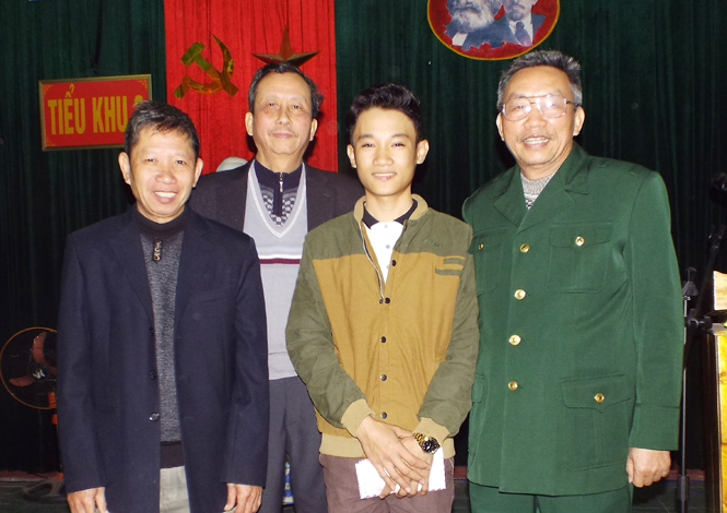 Đại diện tiểu khu 3, thị trấn Đồng Lê (Tuyên Hóa) gặp mặt, tiễn thanh niên lên đường nhập ngũ.