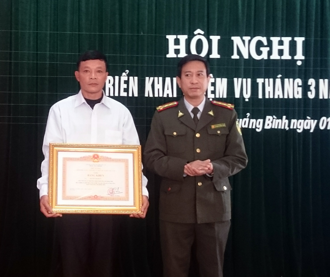 Ông Nguyễn Thanh Tú vinh dự đón nhận Bằng khen của Thủ tướng Nguyễn Tấn Dũng trao tặng.