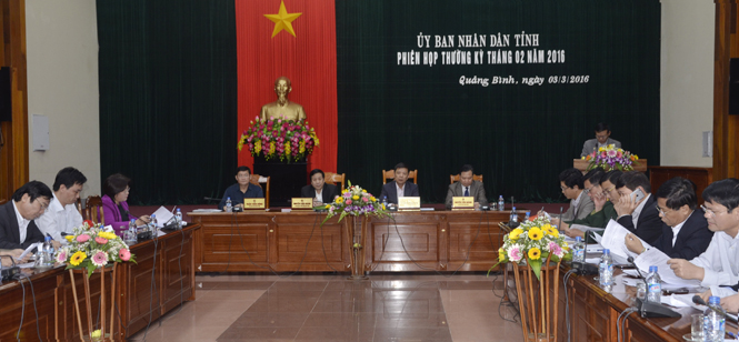 Đồng chí Nguyễn Hữu Hoài, Phó Bí thư Tỉnh uỷ, Chủ tịch UBND tỉnh và các đồng chí Phó Chủ tịch UBND tỉnh chủ trì phiên họp.