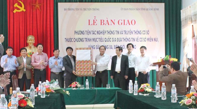 Đồng chí Trương Minh Tuấn, Thứ trưởng Bộ Thông tin và Truyền Thông  bàn giao phương tiện tác nghiệp thông tin và truyền thông cơ sở cho huyện Quảng Trạch