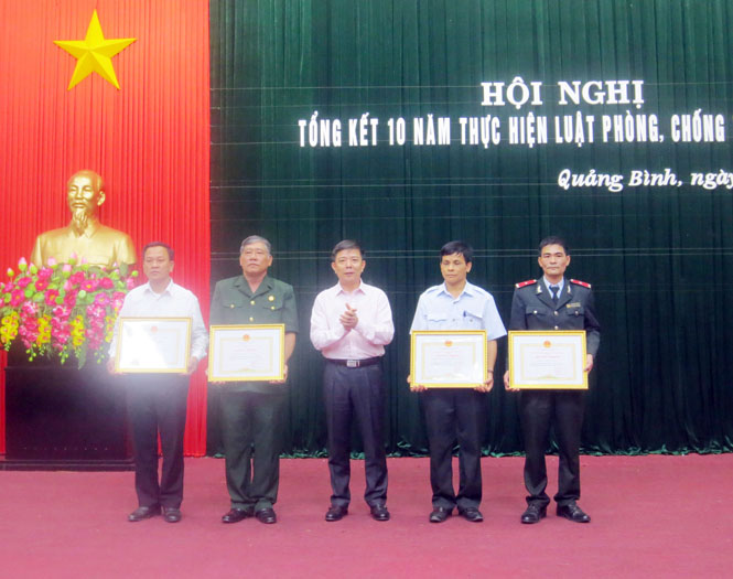 Đồng chí Nguyễn Hữu Hoài, Phó Bí thư Tỉnh ủy, Chủ tịch UBND tỉnh trao bằng khen cho các tập thể, cá nhân đã có thành tích xuất sắc trong 10 năm thực hiện Luật PCTN (giai đoạn 2005-2015).