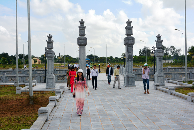  Du khách tham quan tại Khu lăng mộ Lễ thành hầu Nguyễn Hữu Cảnh (Lệ Thủy).