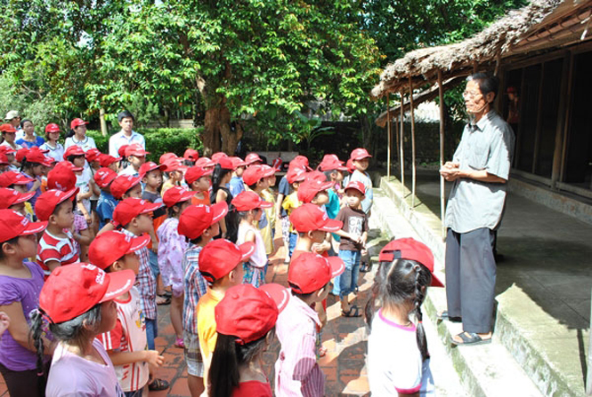 Học sinh Trường tiểu học Chu Văn An (Đồng Hới) tham quan Nhà lưu niệm Đại tướng Võ Nguyên Giáp.