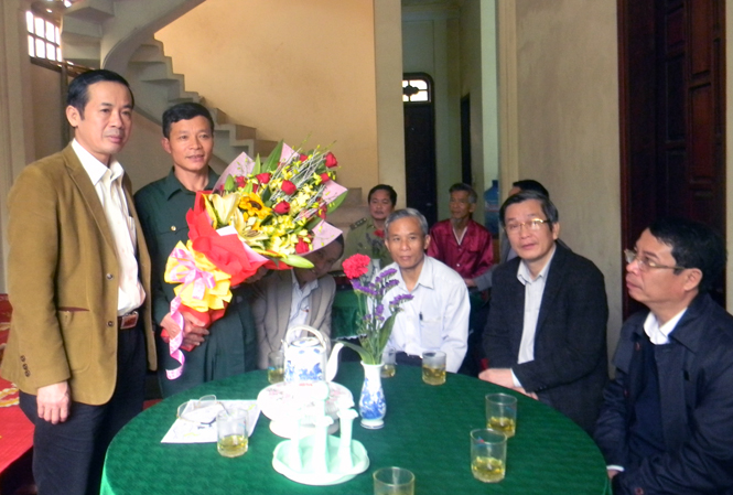 Đồng chí Trần Công Thuật Phó Bí thư Thường trực Tỉnh uỷ đến thăm, tặng quà cho Tổ bảo vệ cộng đồng đàn voọc gáy trắng xã Thạch Hóa (huyện Tuyên Hoá).