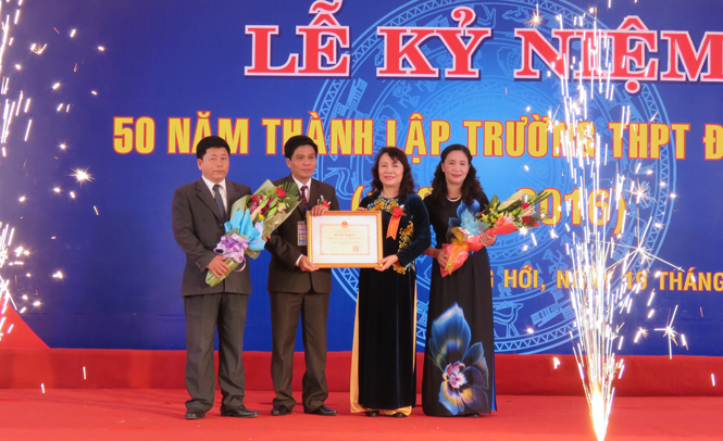 Thứ trưởng Bộ GD-ĐT Nguyễn Thị Nghĩa trao tặng bằng khen cho tập thể Trường THPT Đồng Hới.
