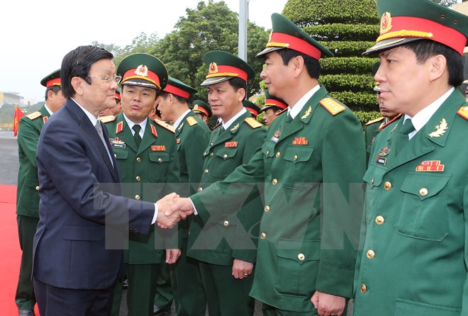 Chủ tịch nước Trương Tấn Sang thăm cán bộ, chiến sỹ Quân đoàn 1 (Bộ Quốc phòng). (Ảnh: Nguyễn Khang/TTXVN)
