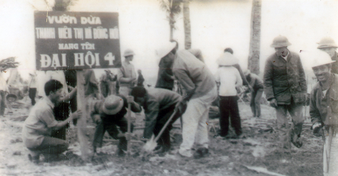Đoàn viên Chi đoàn Đội xây dựng Cu Ba Nguyễn Viết Xuân tham gia lao động tại công trình Thanh niên Đồng Hới mang tên Công trình Đại hội IV (13-12-1976).