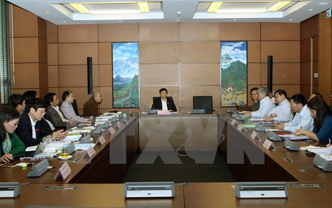 Đoàn đại biểu Quốc hội tỉnh Yên Bái, Thái Nguyên, Thừa Thiên Huế thảo luận tại tổ. (Ảnh: Nguyễn Dân/TTXVN)