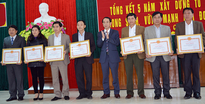  Ban Thường vụ Huyện ủy Quảng Ninh tặng giấy khen cho các tập thể có thành tích xuất sắc trong công tác xây dựng Đảng giai đoạn 2011-2015