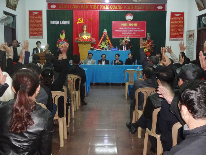 Các cử tri Tổ dân phố 9, phường Đồng Phú giơ tay biểu quyết tín nhiệm đối với người ứng cử đại biểu HĐND nhiệm kỳ 2016-2021 đang cư trú trên địa bàn.