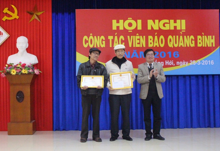 Đồng chí Đinh Tùng Lâm, Phó Tổng Biên tập trao giấy khen của Ban Biên tập cho các CTV xuất sắc