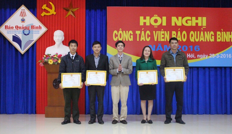 Đồng chí Cao Trường Sơn, Phó Tổng Biên tập trao giấy khen của Ban Biên tập cho các CTV tích cực