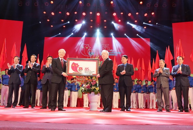 Tổng Bí thư Nguyễn Phú Trọng tặng bức tranh chúc mừng Đoàn Thanh niên Cộng sản Hồ Chí Minh . (Ảnh: Trí Dũng/TTXVN)