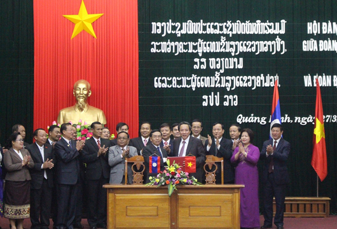 Lễ ký kết biên bản hợp tác năm 2016 giữa hai tỉnh Quảng Bình và Khăm Muộn.
