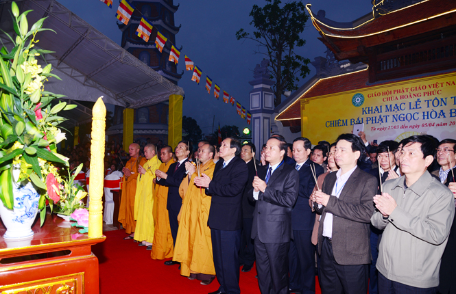 Các đồng chí lãnh đạo tỉnh dâng hương chiêm bái Phật Ngọc.