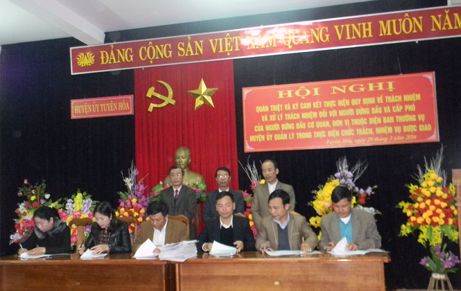 Các đồng chí cán bộ chủ chốt của Huyện Tuyên Hoá ký cam kết thực hiện các nội dung về trách nhiệm người đứng đầu và cấp phó của người đứng đầu cơ quan, đơn vị trong thực hiện chức trách, nhiệm vụ được giao.