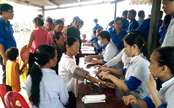 Câu lạc bộ thầy thuốc trẻ huyện Quảng Ninh khám, tư vấn sức khỏe và cấp thuốc miễn phí cho người dân nghèo trên địa bàn.