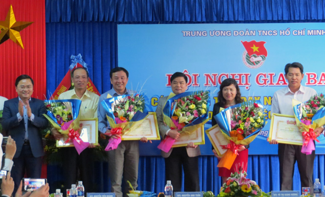 Đồng chí Nguyễn Anh Tuấn, Bí thư Trung ương Đoàn trao bằng khen cho các tập thể có thành tích xuất sắc trong công tác tư vấn hướng nghiệp, dạy nghề và giới thiệu việc làm cho thanh niên trong năm 2015.