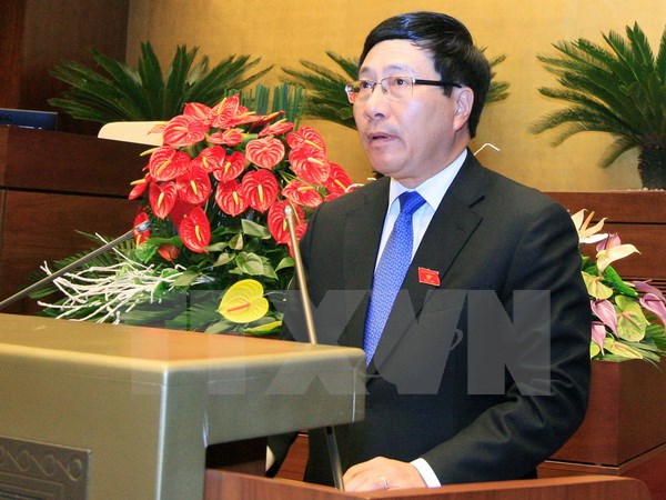 Phó Thủ tướng Phạm Bình Minh trình bày Báo cáo về việc phê chuẩn Công hàm Thỏa thuận về cấp thị thực giữa Việt Nam và Hoa Kỳ. (Ảnh: Thống Nhất/TTXVN)