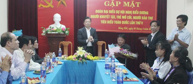  Đồng chí Nguyễn Tiến Hoàng, Tỉnh ủy viên, Phó Chủ tịch UBND tỉnh tặng hoa và quà cho đại diện Đoàn đại biểu.