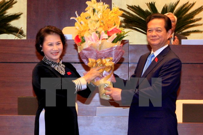 Chủ tịch Quốc hội Nguyễn Thị Kim Ngân tặng hoa Thủ tướng Nguyễn Tấn Dũng sau khi được Quốc hội thông qua Nghị quyết miễn nhiệm chức vụ Thủ tướng Chính phủ. (Ảnh: Thống Nhất/TTXVN)