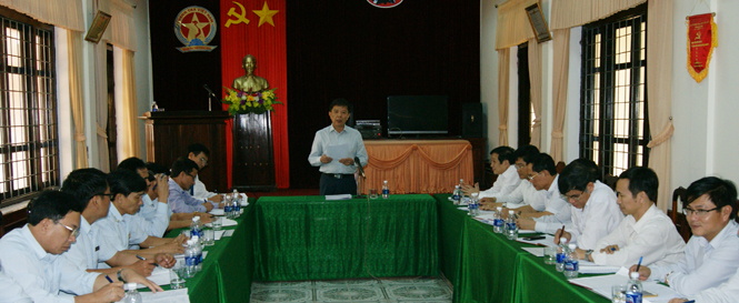  Đồng chí Nguyễn Hữu Hoài, Phó Bí thư Tỉnh ủy, Chủ tịch UBND tỉnh phát biểu kết luận buổi làm việc.