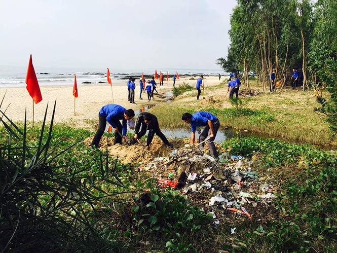 Đoàn viên thanh niên huyện Quảng Trạch ra quân vệ sinh thu gom rác thải tại bãi biển xã Quảng Đông.