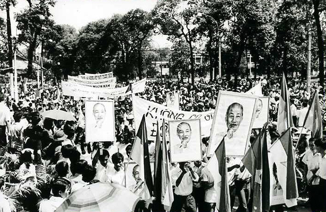 Nhân dân Sài Gòn nô nức xuống đường mừng chiến thắng 30-4-1975.                Ảnh: nguồn internet