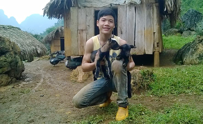 Anh Đinh Xuân Tư tại trang trại của mình.