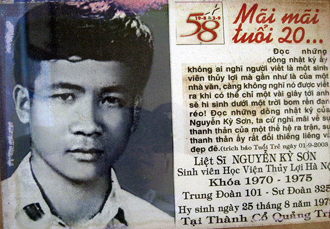 Di ảnh liệt sỹ Nguyễn Kỳ Sơn và cuốn nhật ký bằng thơ anh để lại.