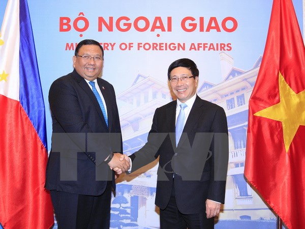 Phó Thủ tướng Chính phủ, Bộ trưởng Bộ Ngoại giao Phạm Bình Minh đón và hội đàm với Bộ trưởng Ngoại giao Philippines Jose Almendras đang thăm Việt Nam. (Ảnh: Thống Nhất/TTXVN)
